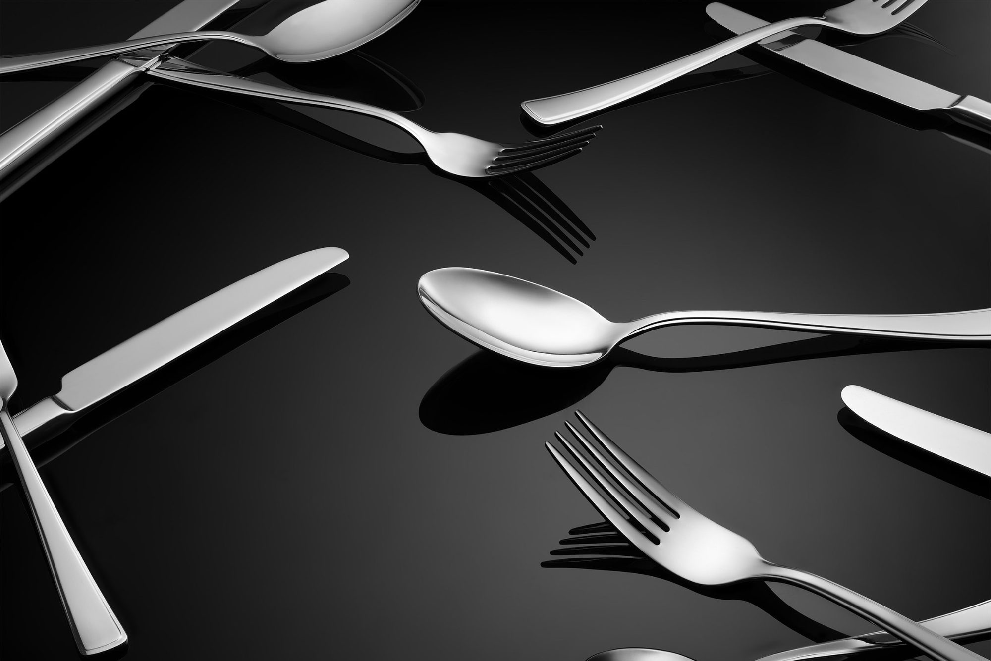 Besteck-Set — Metall & Reflexionen