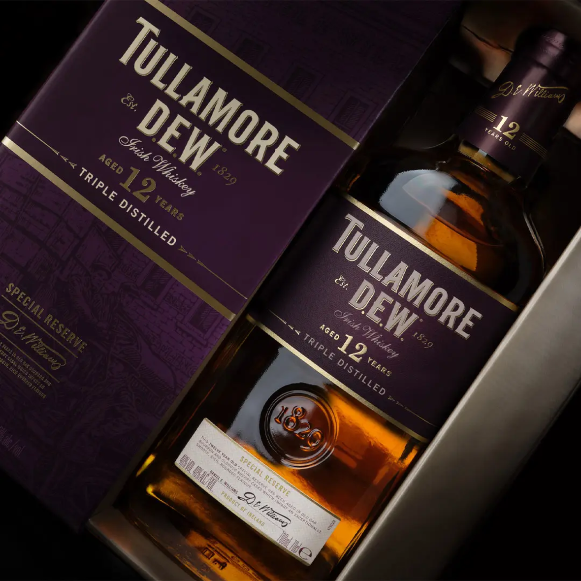 Tullamore DEW 12 Jahre Whiskey | Premium Spirituosenfotografie Shot Premiumaufnahme einer Tullamore DEW 12 Jahre Whiskeyflasche in edler Geschenkverpackung, ideal für B2B Spirituosenmarketing.