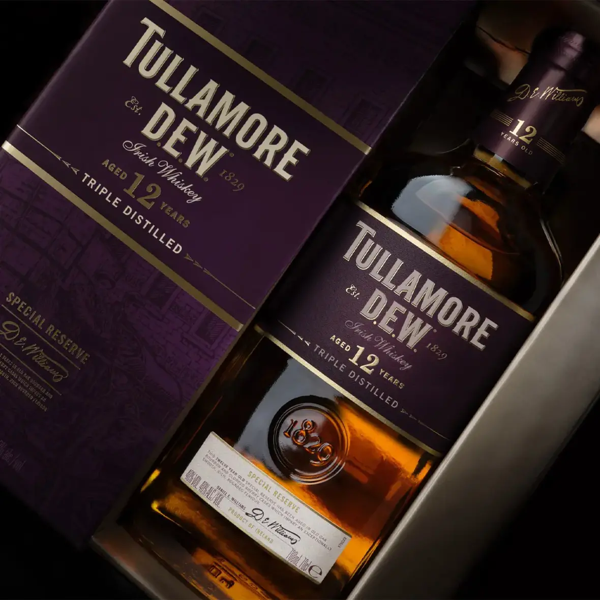Tullamore DEW 12 Jahre Whiskey | Premium Spirituosenfotografie Shot Premiumaufnahme einer Tullamore DEW 12 Jahre Whiskeyflasche in edler Geschenkverpackung, ideal für B2B Spirituosenmarketing.