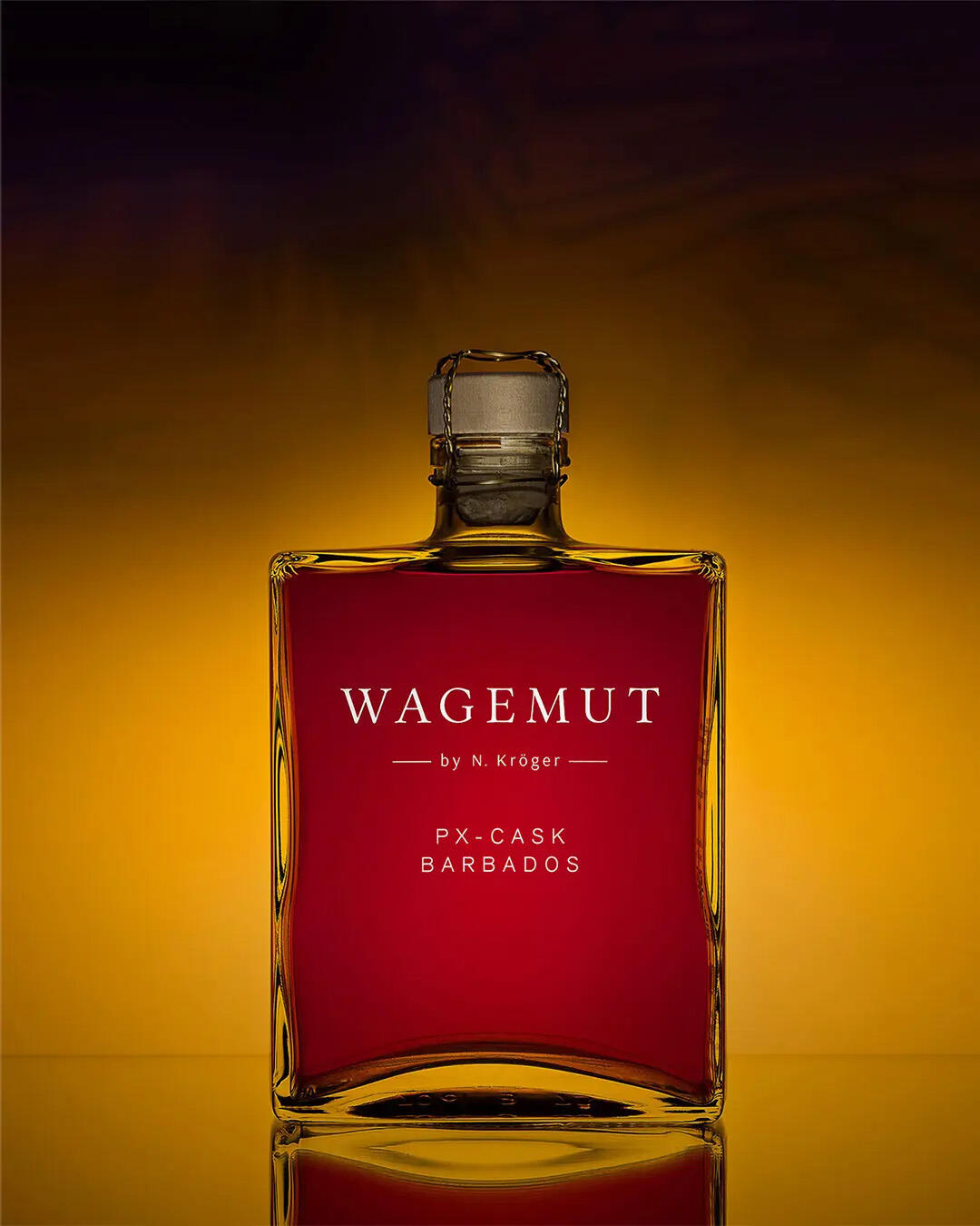 Produktfotografie von Wagemut PX-Cask Barbados Rum auf einem gelb-orangen Hintergrund, exklusive Getränkefotografie