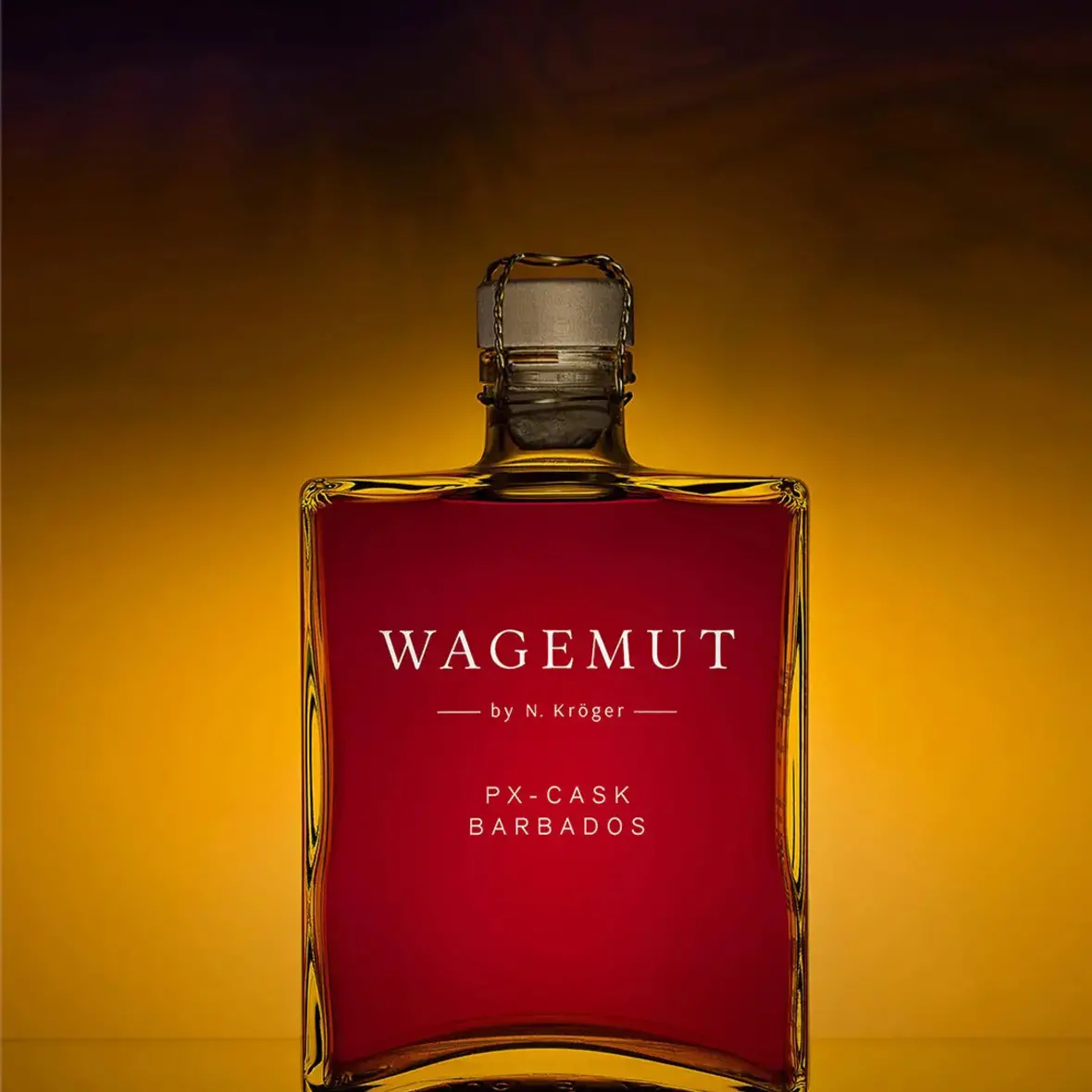 Produktfotografie von Wagemut PX-Cask Barbados Rum auf einem gelb-orangen Hintergrund, exklusive Getränkefotografie