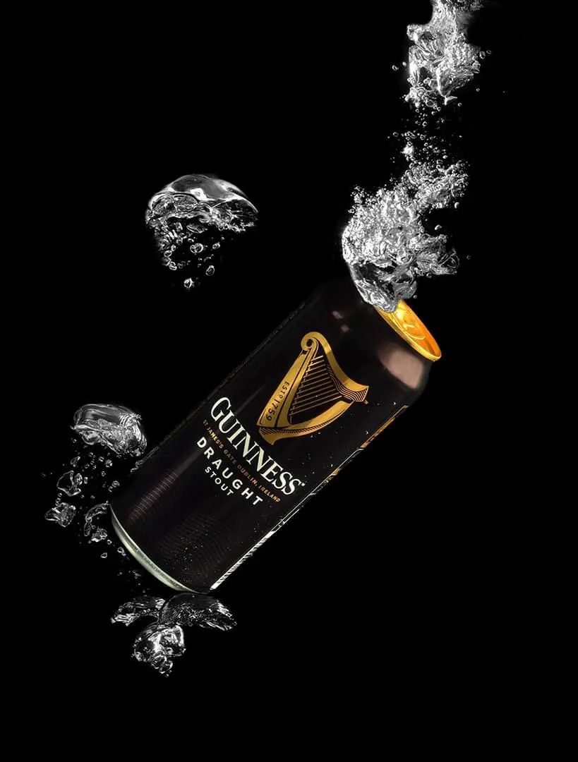 Produktfotografie einer Guinness-Dose unter Wasser mit spritzenden Blasen, Getränkefotografie, Bier, Produktfotograf