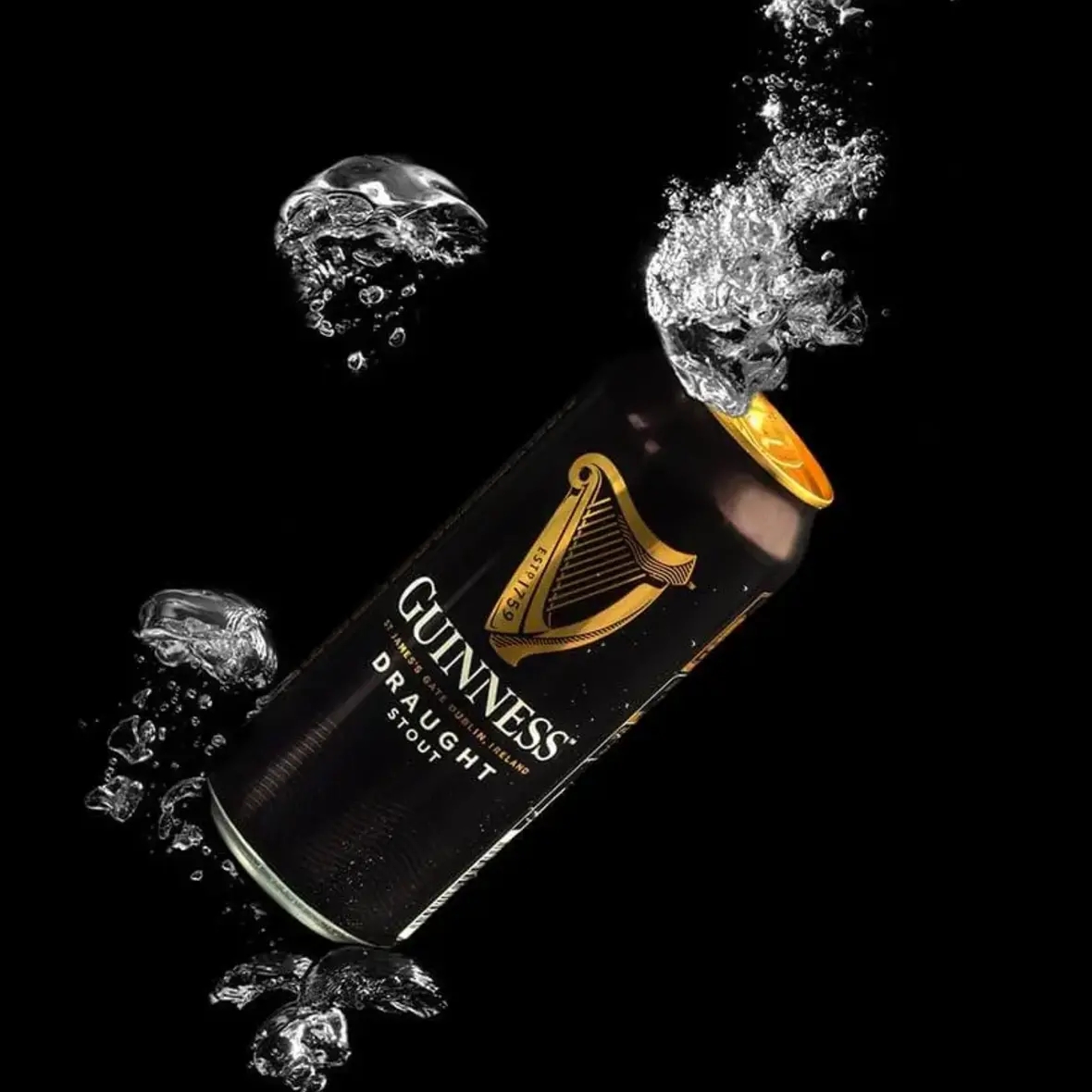 Produktfotografie einer Guinness-Dose unter Wasser mit spritzenden Blasen, Getränkefotografie, Bier, Produktfotograf